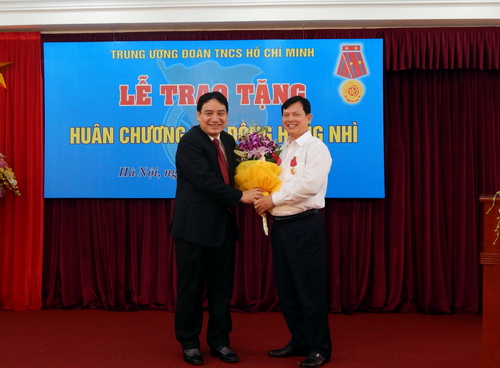 Đồng chí Nguyễn Đắc Vinh tặng hoa chúc mừng đồng chí Bùi Văn Khải